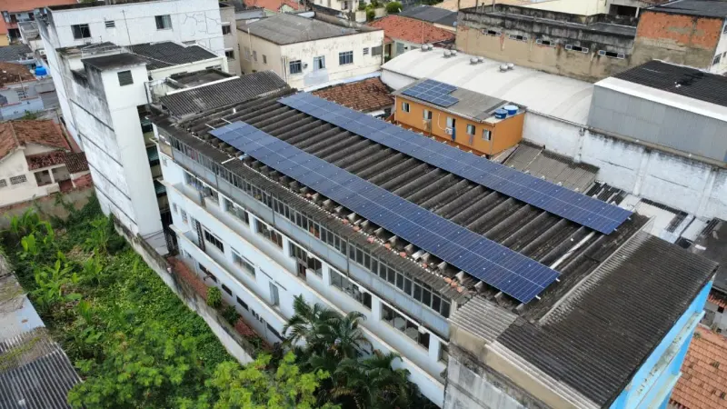Vista de drone do sistema on-grid de 25,42 kWp com 41 placas em Irajá, Rio de Janeiro/RJ