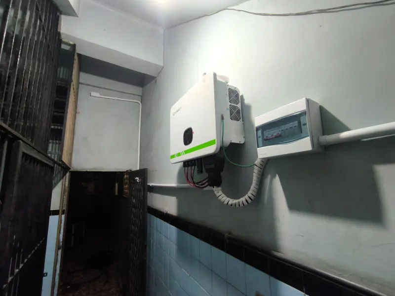 Inversor e quadro de proteção instalados na parede, com cabos organizados em eletroduto