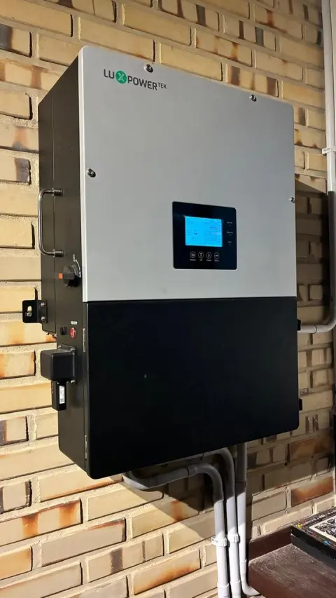 Inversor híbrido de 10 kW instalado na parede da obra de Camorim, Rio de Janeiro/RJ