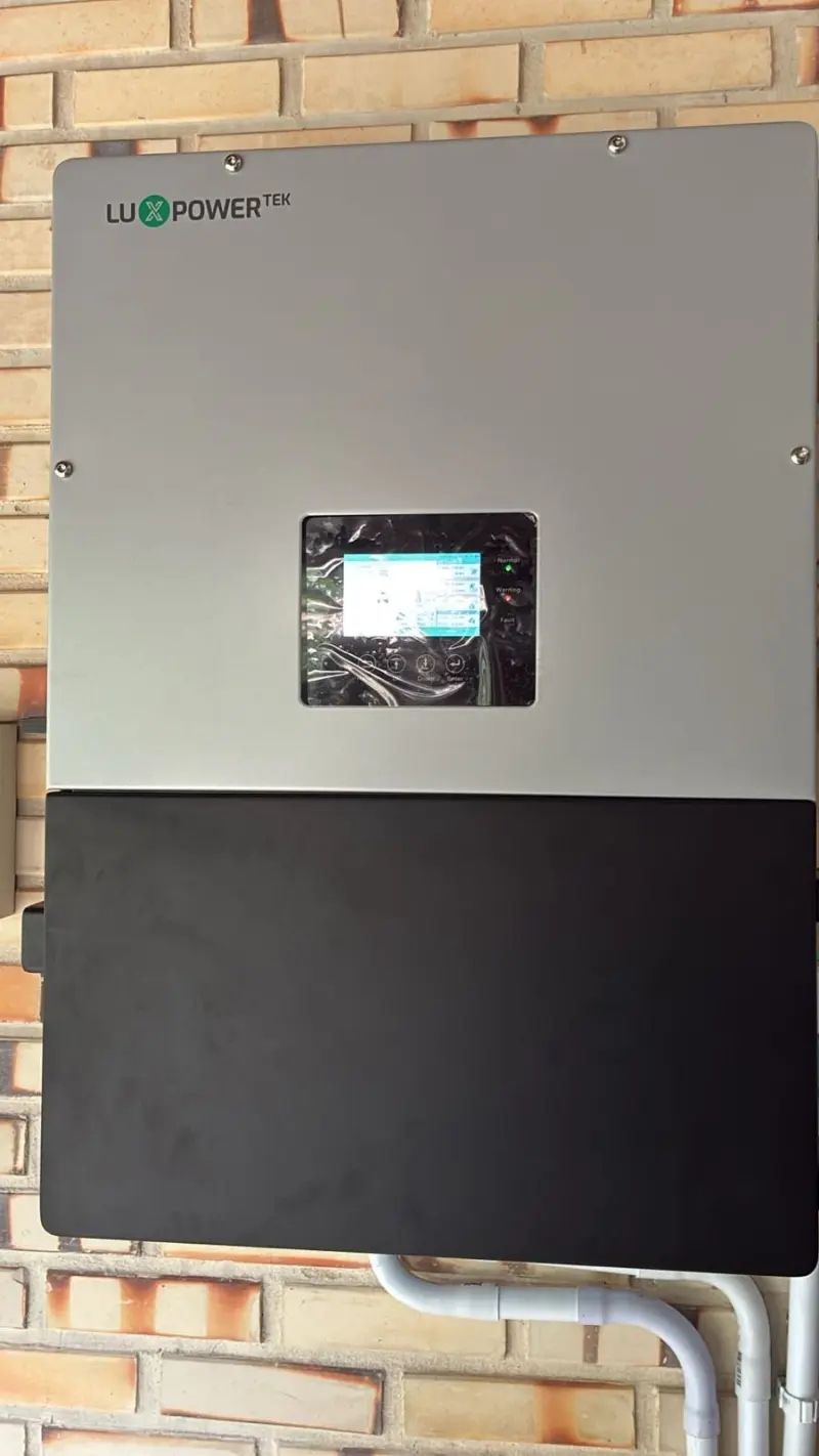 Inversor híbrido de 10 kW e baterias instalados em Camorim, Rio de Janeiro/RJ