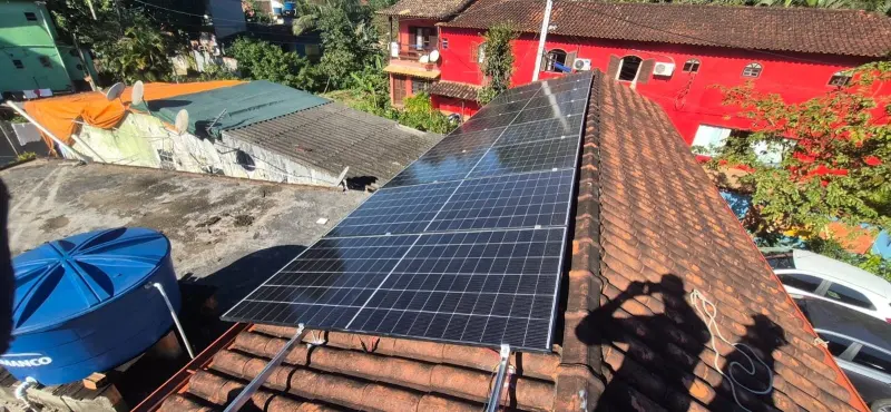 Placas solares no telhado de uma pousada em Trindade, Paraty/RJ