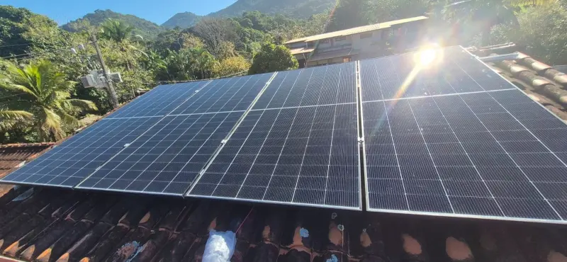 Placas solares de sistema híbrido instalado pela RIO RJ SOLAR em Trindade, Paraty/RJ