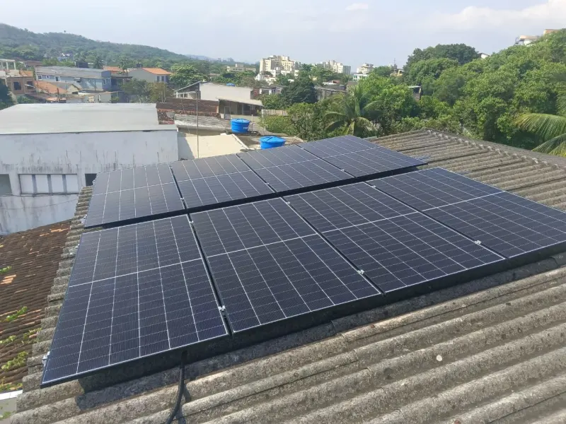 Oito placas solares em telhado no Jardim Sulacap