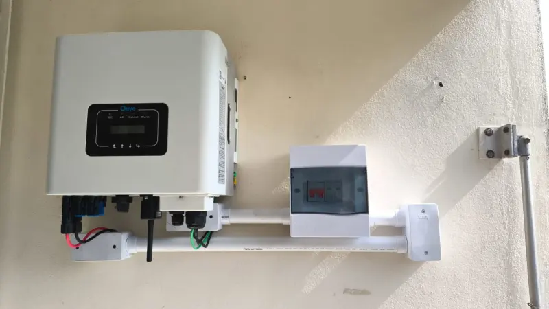 Inversor instalado na parede com cabos organizados